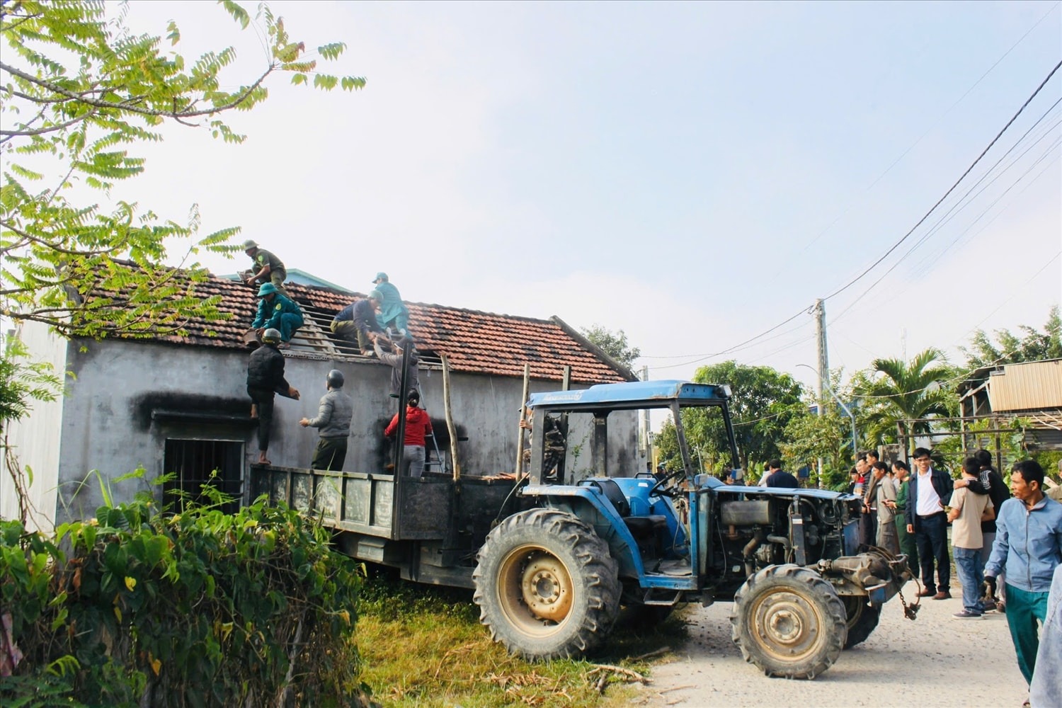 Nhiều hộ gia đình tình nguyện tháo dỡ căn nhà cũ để mở rộng tuyến đường nội thôn