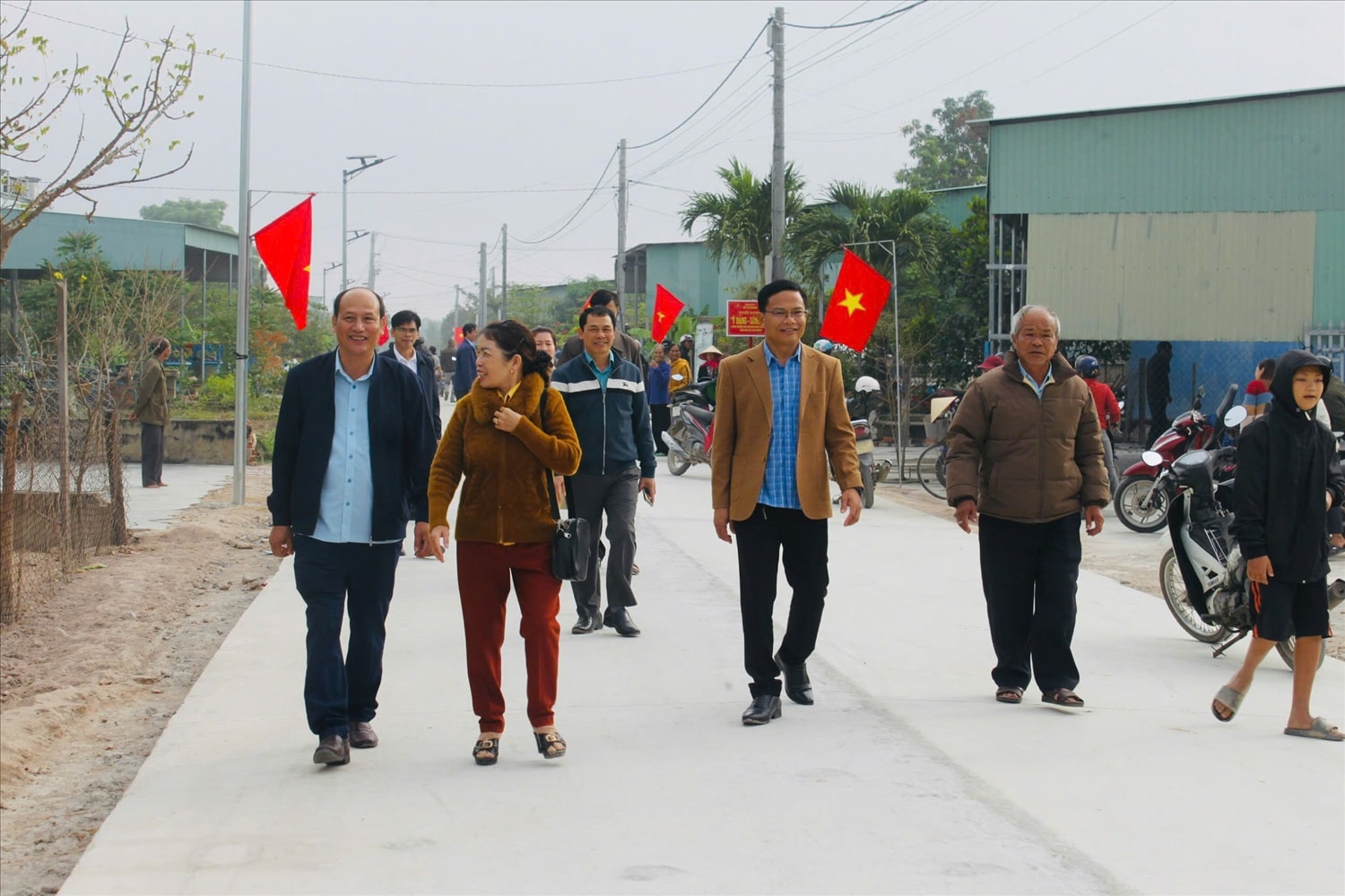 Niềm vui của Nhân dân khi đi trên con đường mới