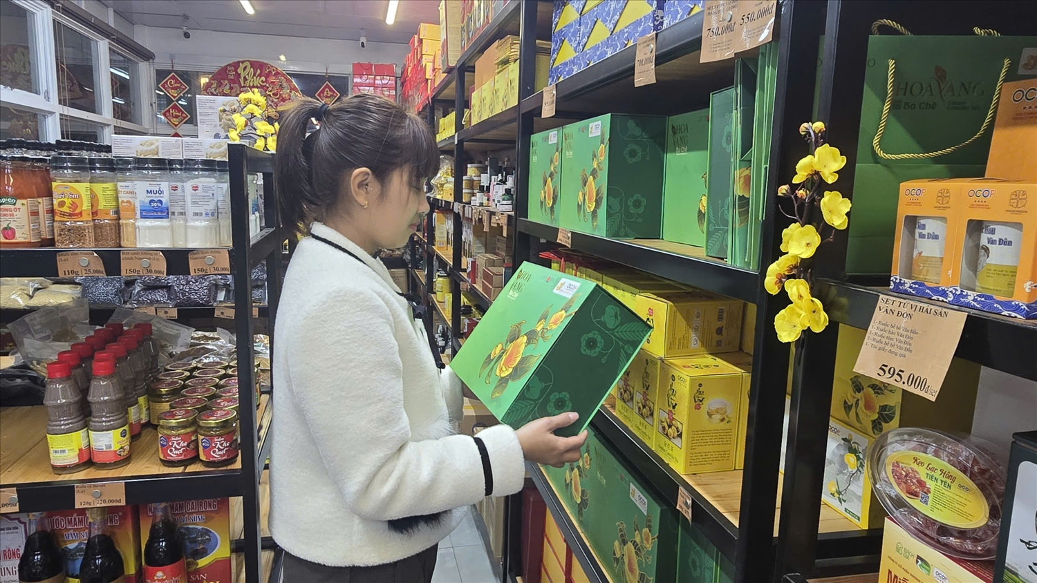Quảng Ninh: Hàng Tết vào mùa, OCOP hút khách 