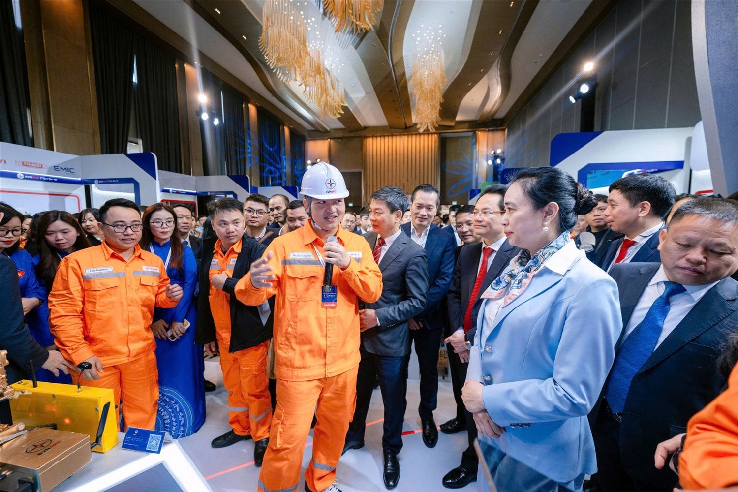 Các đại biểu EVNNPC và đối tác, khách hàng tham quan các gian hàng tại Triển lãm Techshow EVNNPC 2026