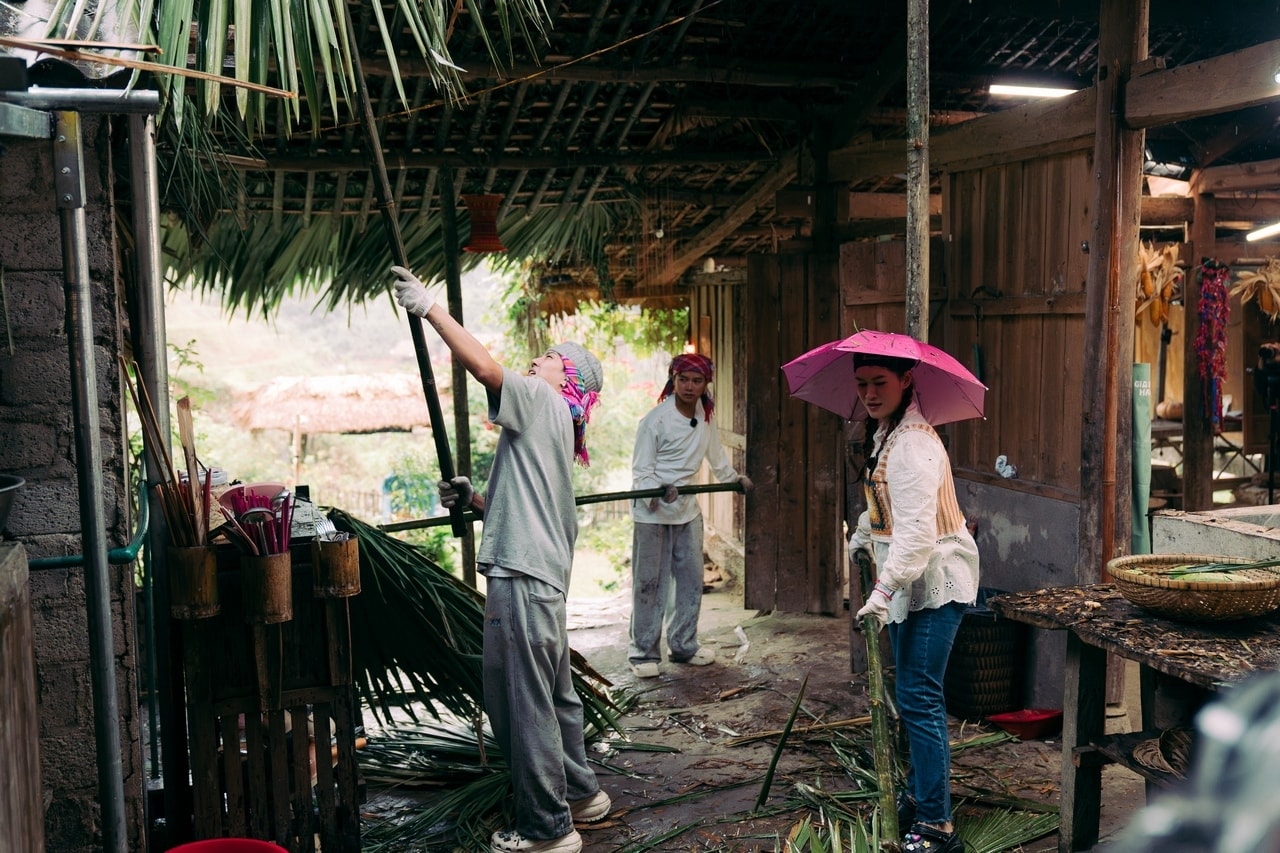 Sau hành trình đi qua nhiều vùng miền trong suốt 15 tập phát sóng, Gia đình Haha đã chính thức bắt đầu chặng đặc biệt bằng việc quay trở lại bản Liền - Lào Cai.