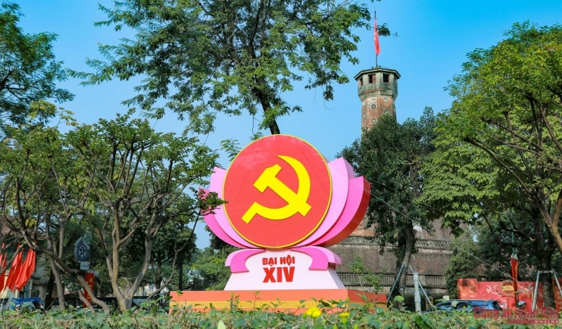 Nhiều tuyến phố của Thủ đô Hà Nội được trang hoàng đồng bộ với cờ hoa, pano, áp phích và khẩu hiệu chào mừng, tạo nên không khí trang trọng, rực rỡ, thể hiện niềm tin và kỳ vọng của Nhân dân hướng về Đại hội Đảng lần thứ XIV – sự kiện chính trị trọng đại của đất nước (Ảnh MH).