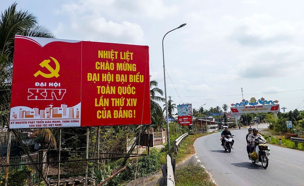 Pa-nô chào mừng Đại hội đại biểu toàn quốc lần thứ XIV của Đảng được đặt trang trọng trên địa bàn xã Càng Long, tỉnh Vĩnh Long