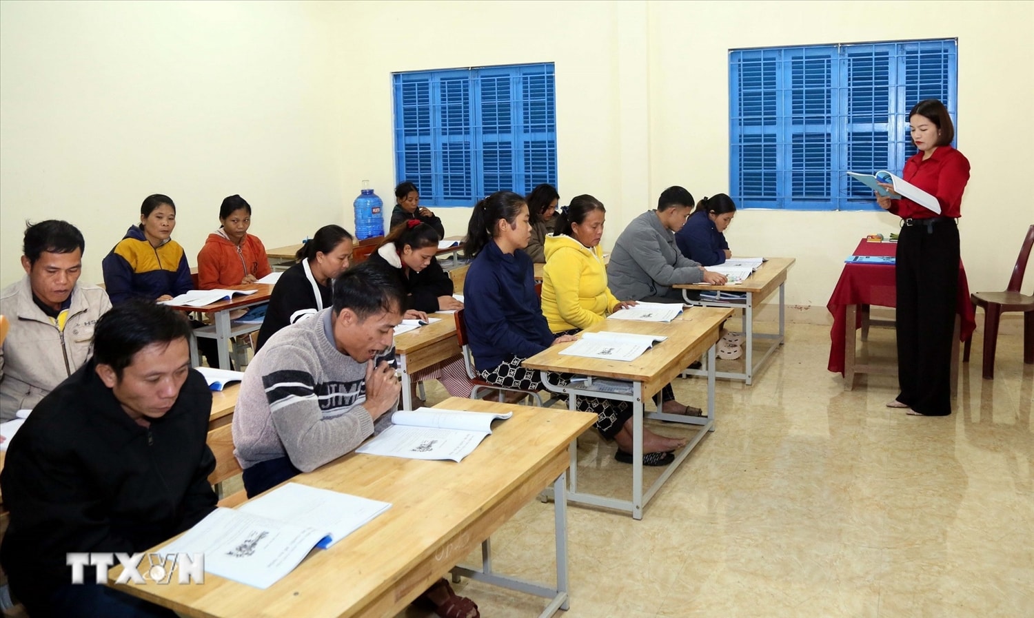 Lớp xóa mù chữ của người dân đồng bào Rục tại xã Kim Phú (Quảng Trị). (Ảnh: Tá Chuyên/TTXVN)
