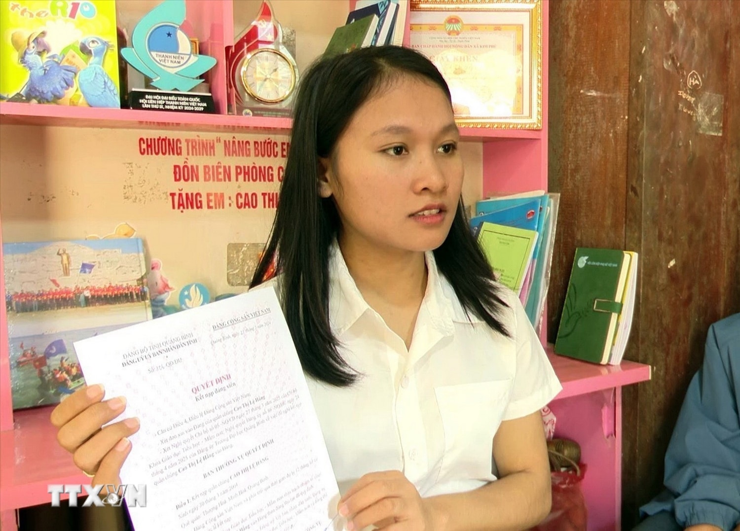 Sinh viên Cao Lệ Hằng, nữ sinh người Rục đầu tiên bước chân vào giảng đường Đại học, được kết nạp Đảng khi đang là sinh viên Đại học Quảng Bình, đánh dấu một mốc son trong quá trình phát triển của tộc người Rục. (Ảnh: Tá Chuyên/TTXVN)