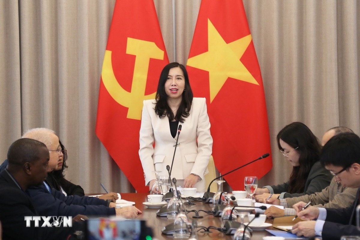 Thứ trưởng Ngoại giao Lê Thị Thu Hằng tiếp đoàn phóng viên nước ngoài đưa tin Đại hội Đảng lần thứ XIV. (Ảnh: TTXVN phát)