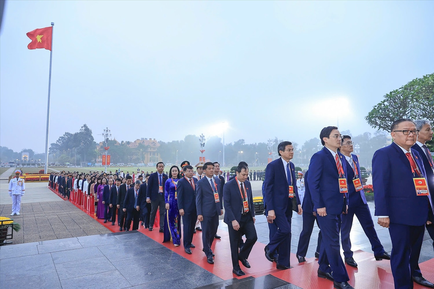 Lãnh đạo Đảng, Nhà nước và đại biểu dự Đại hội 14 vào Lăng viếng Chủ tịch Hồ Chí Minh 6