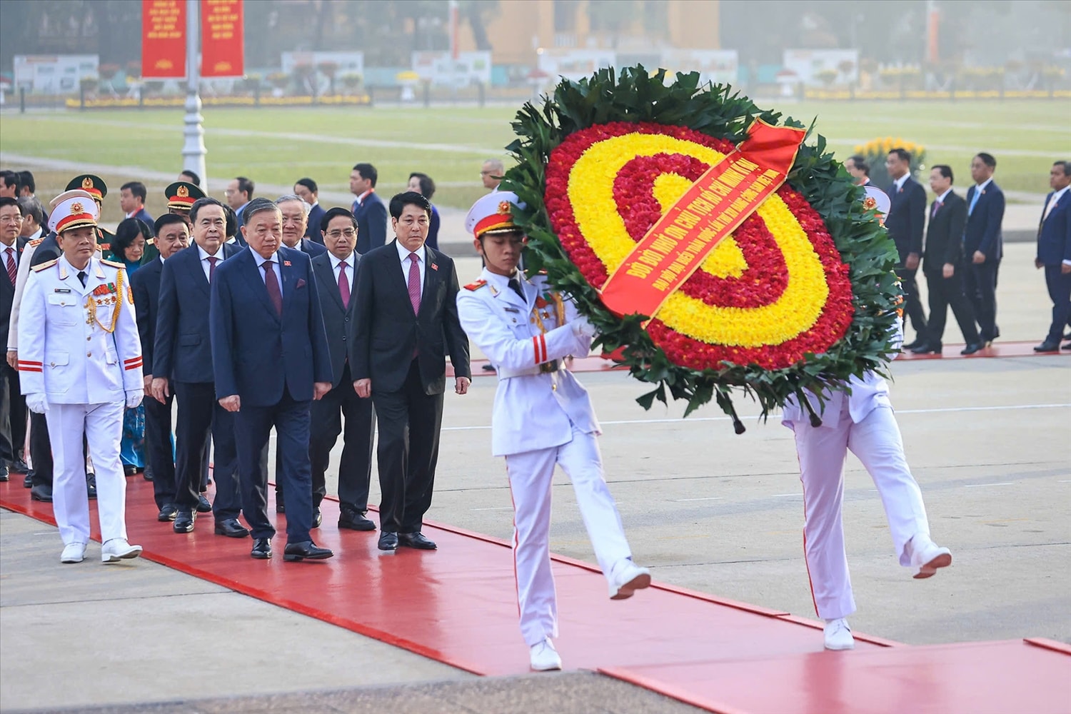 Lãnh đạo Đảng, Nhà nước và các đại biểu vào Lăng viếng Chủ tịch Hồ Chí Minh