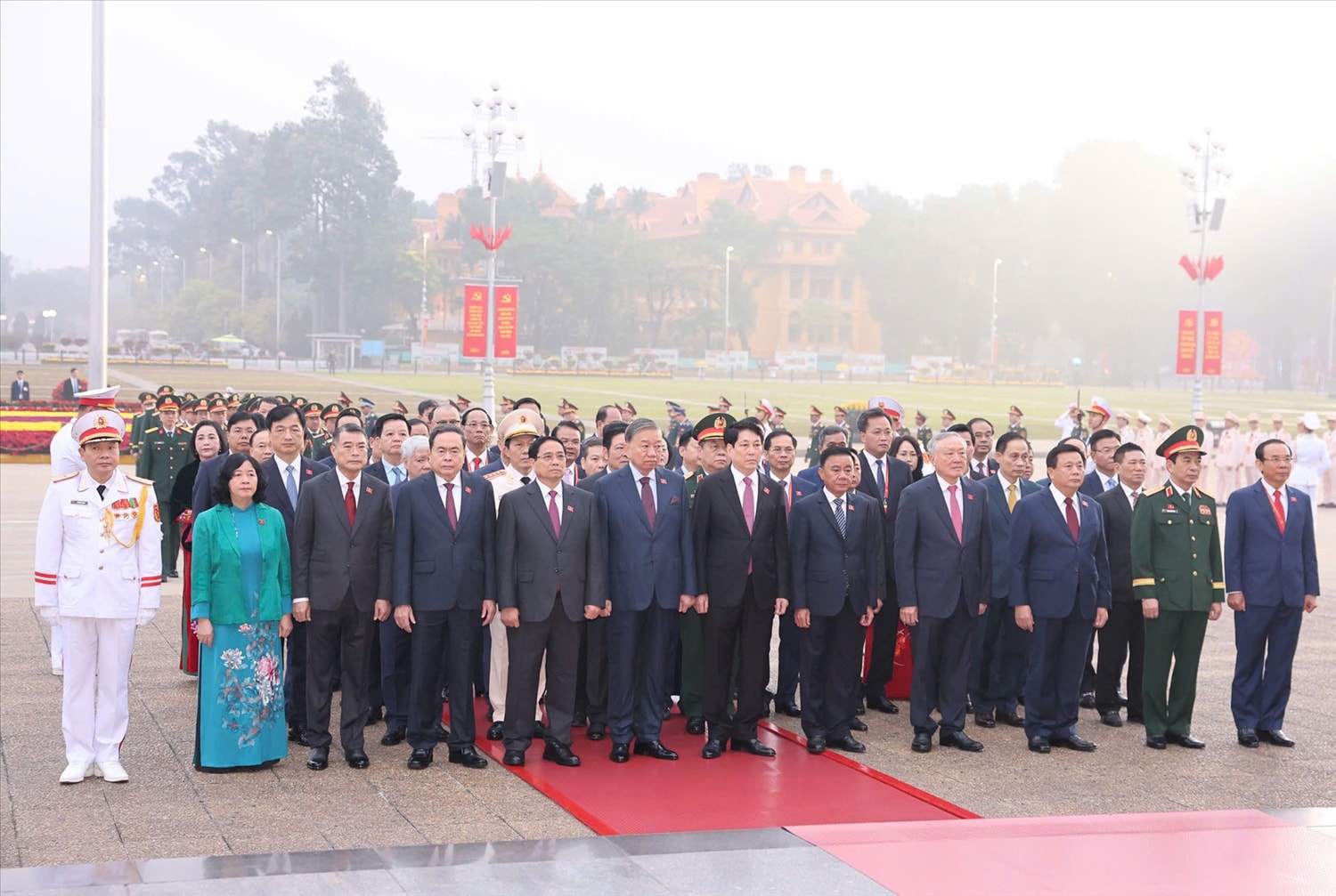 Lãnh đạo Đảng, Nhà nước và đại biểu dự Đại hội 14 vào Lăng viếng Chủ tịch Hồ Chí Minh 1