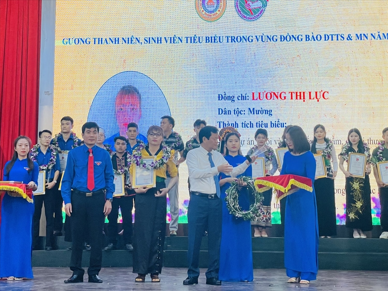 Chị Lương Thị Lực(mặc áo vàng) xã Sơn Điện tai lễ biểu dương thanh niên làm kinh tế giỏi vùng đồng bào DTTS và miền núi.