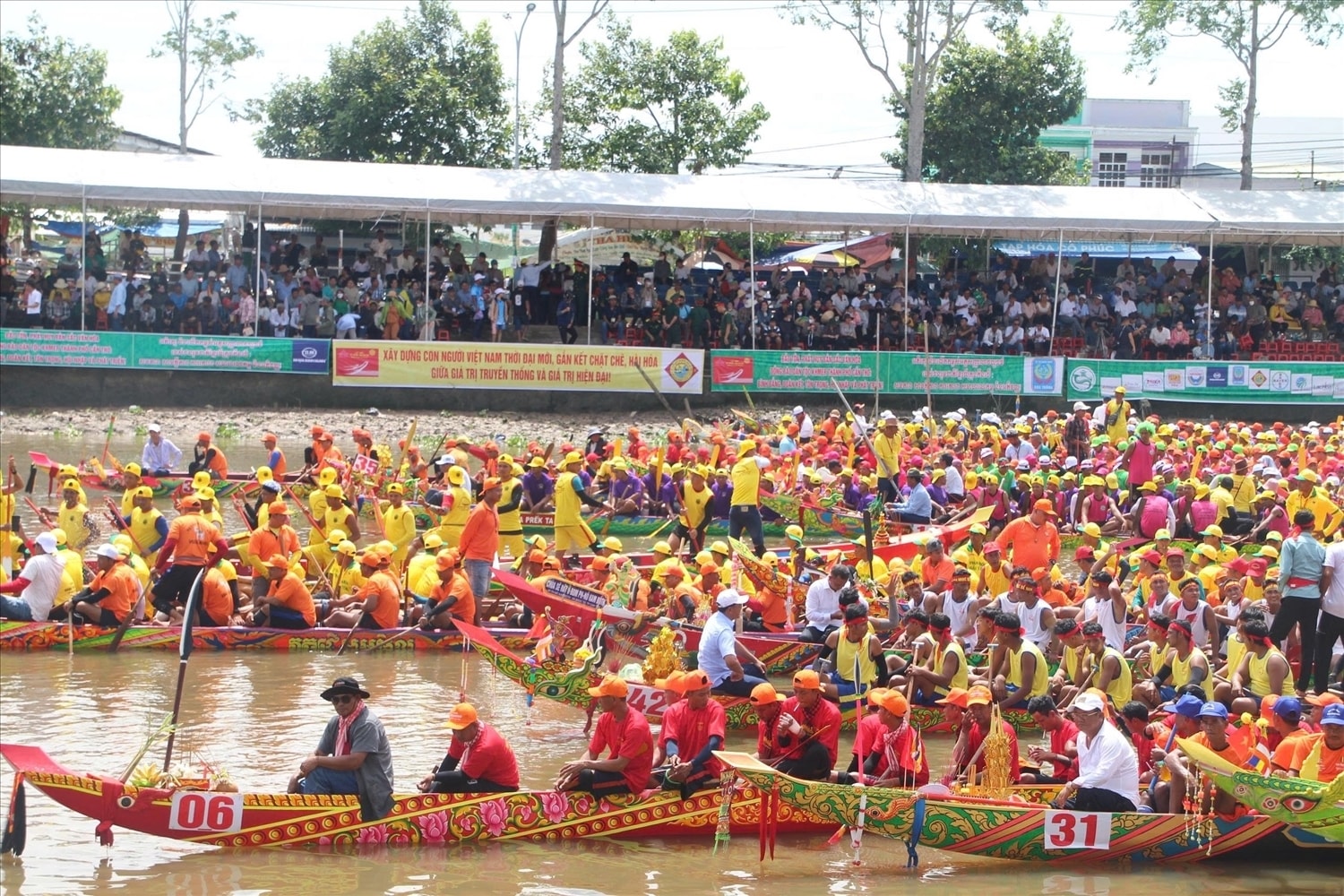 Đua ghe Ngo trong khuôn khổ lễ hội Oóc Om Bóc của đồng bào Khmer tại tỉnh Sóc Trăng cũ (nay là TP. Cần Thơ) đươc bảo tồn nguyên vẹn, trở thành sản phẩm du lịch đặc sắc của địa phương 
