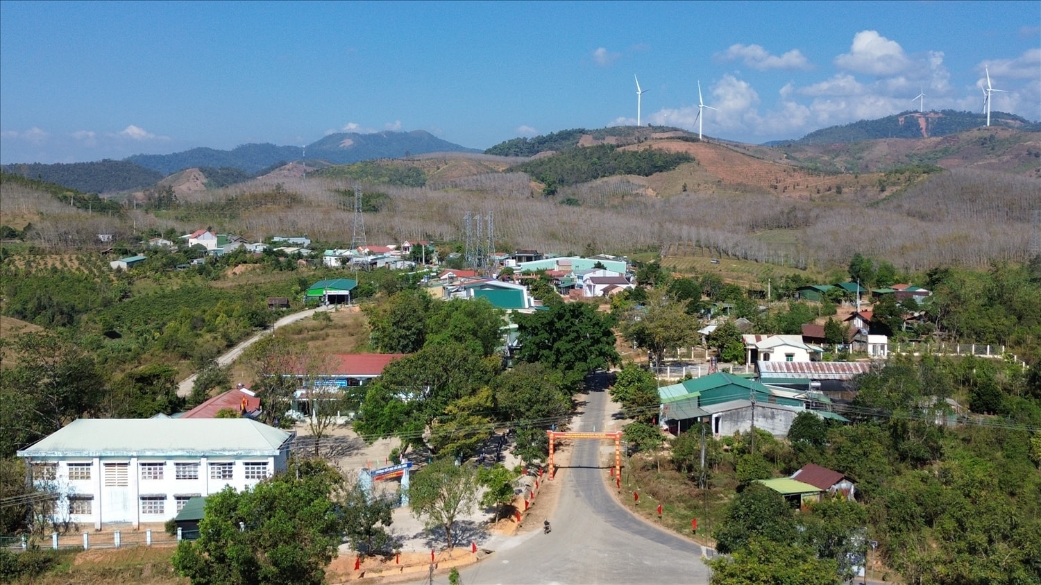 Sắc màu đổi mới ở những bản làng xã Đăk Môn. (Ảnh: Ngọc Chí)