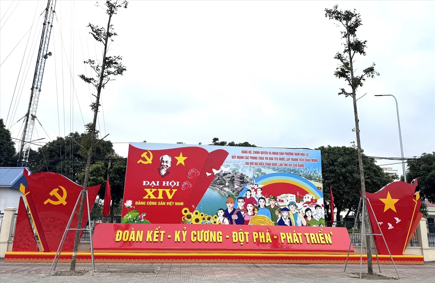 Các cơ quan, đơn vị trên địa bàn tỉnh Ninh Bình đều rộn ràng trong không khí thi đua lập thành tích chào mừng Đại hội Đại biểu toàn quốc lần thứ XIV của Đảng.