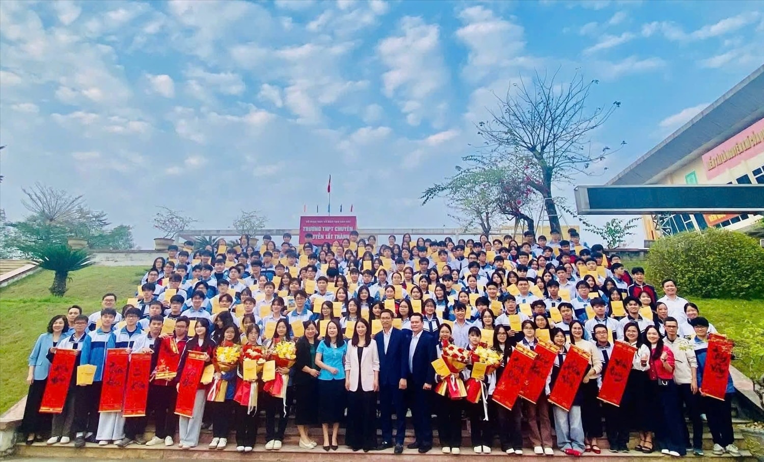 Đoàn học sinh THPT Lào Cai tham dự kỳ thi chọn học sinh giởi Quốc gia (ảnh Trọng Bảo)