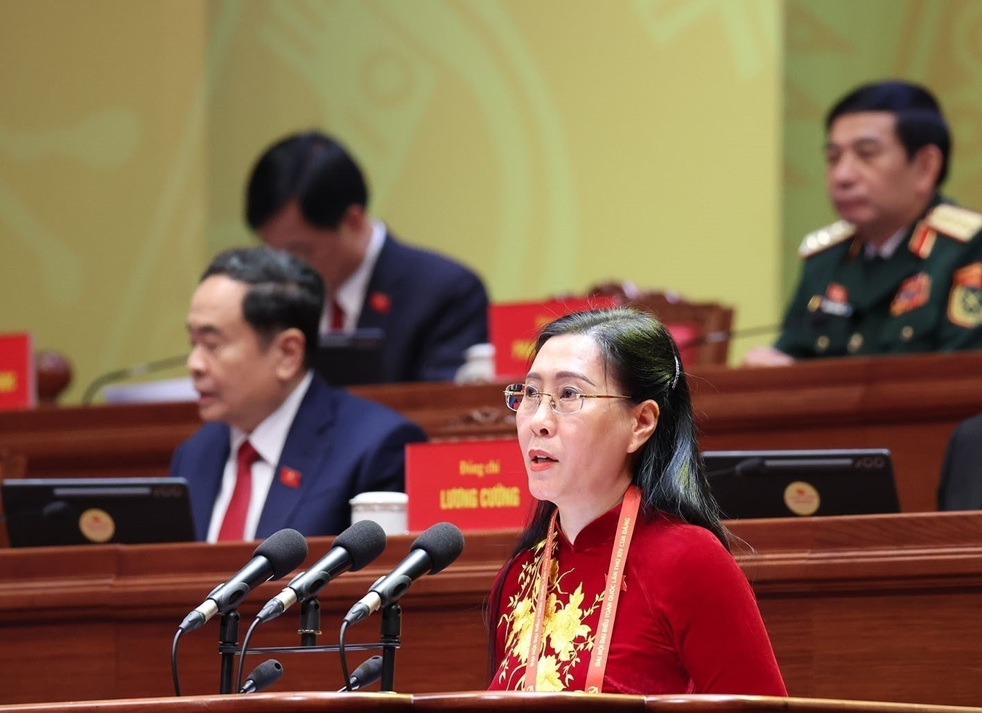 Bà Bùi Thị Quỳnh Vân đọc thông báo thư, điện chúc mừng