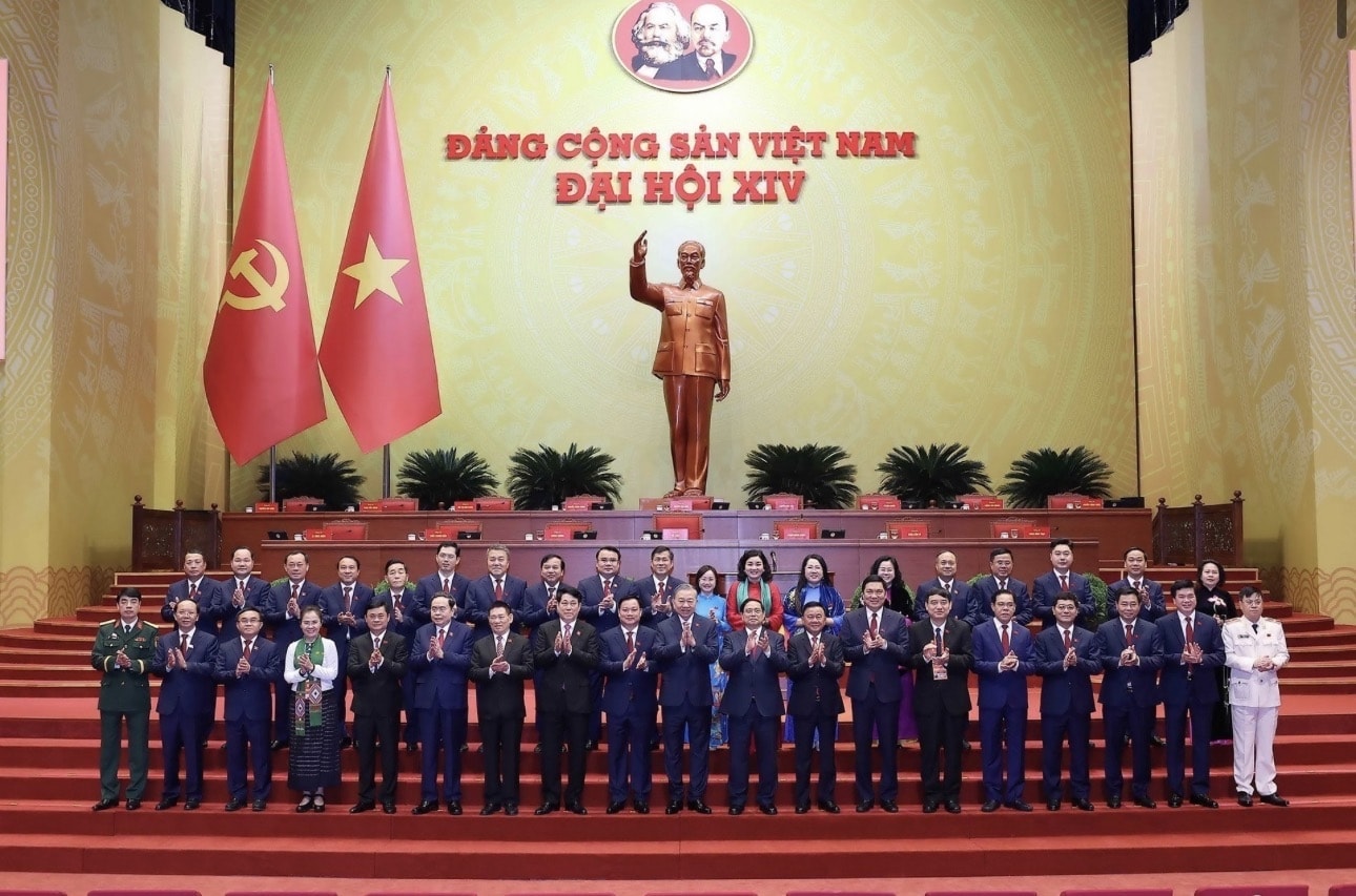 Lãnh đạo chủ chốt chụp ảnh cùng với các đại biểu