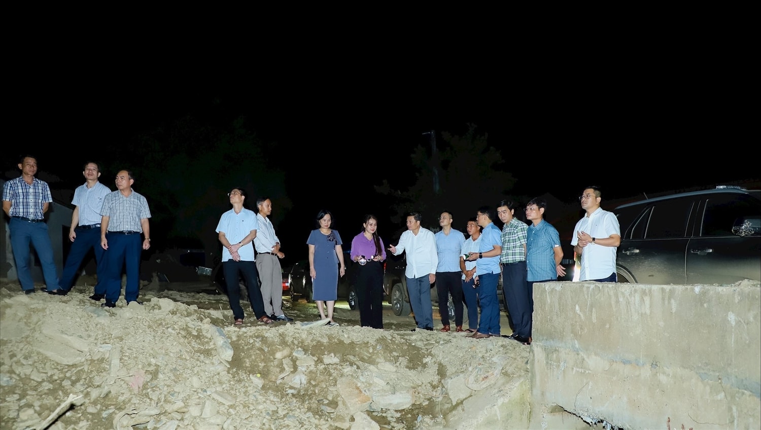 Lãnh đạo tỉnh Nghệ An khảo sát lựa chọn vị trí cũ của Đồn Biên phòng Mường Típ để bố trí dân cư tập trung cho cụm bản Xốp Típ và Xốp Phong, xã Mường Típ. Ảnh: Thành Duy