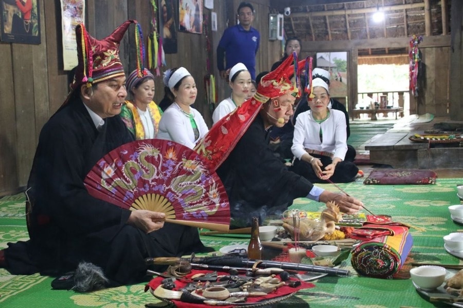 Buổi lễ cúng do Nghệ nhân Nhân dân Mo Mường  Bùi Văn Minh chủ trì 