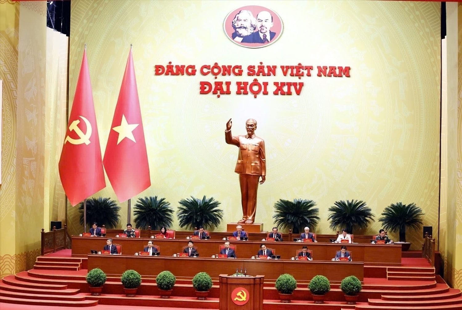 Đoàn Chủ tịch điều hành phiên thảo luận tại Hội trường về các văn kiện trình Đại hội XIV của Đảng. (Nguồn: https://daihoidangtoanquoc.vn)