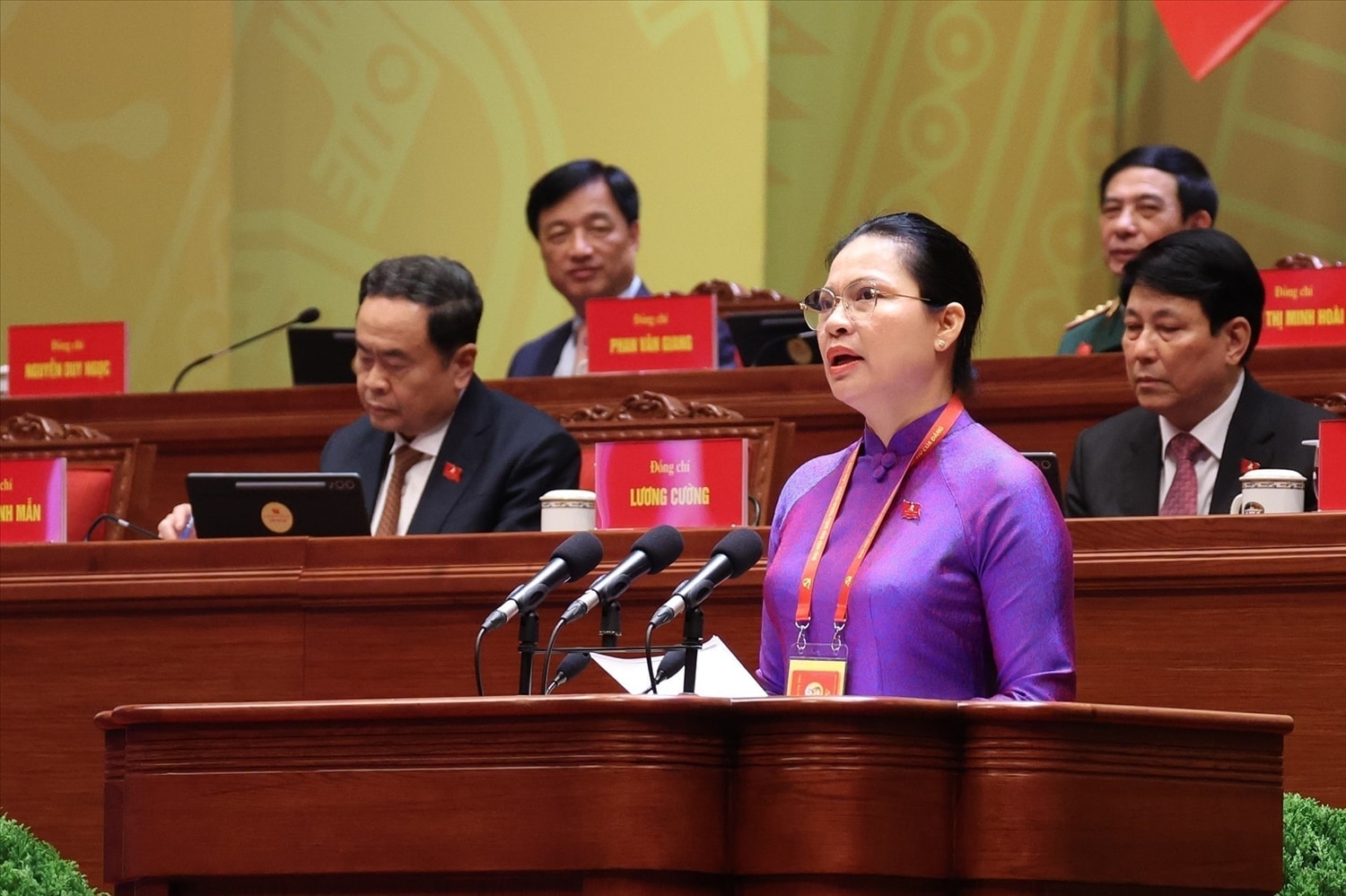 Phó Chủ tịch - Tổng Thư ký Ủy ban Trung ương MTTQ Việt Nam Hà Thị Nga tham luận về chủ đề “Phát huy sức mạnh đại đoàn kết toàn dân tộc, nền tảng và động lực quan trọng, thực hiện thắng lợi các mục tiêu phát triển đất nước trong kỷ nguyên mới” sáng 21/1. (Nguồn: https://daibieunhandan.vn)