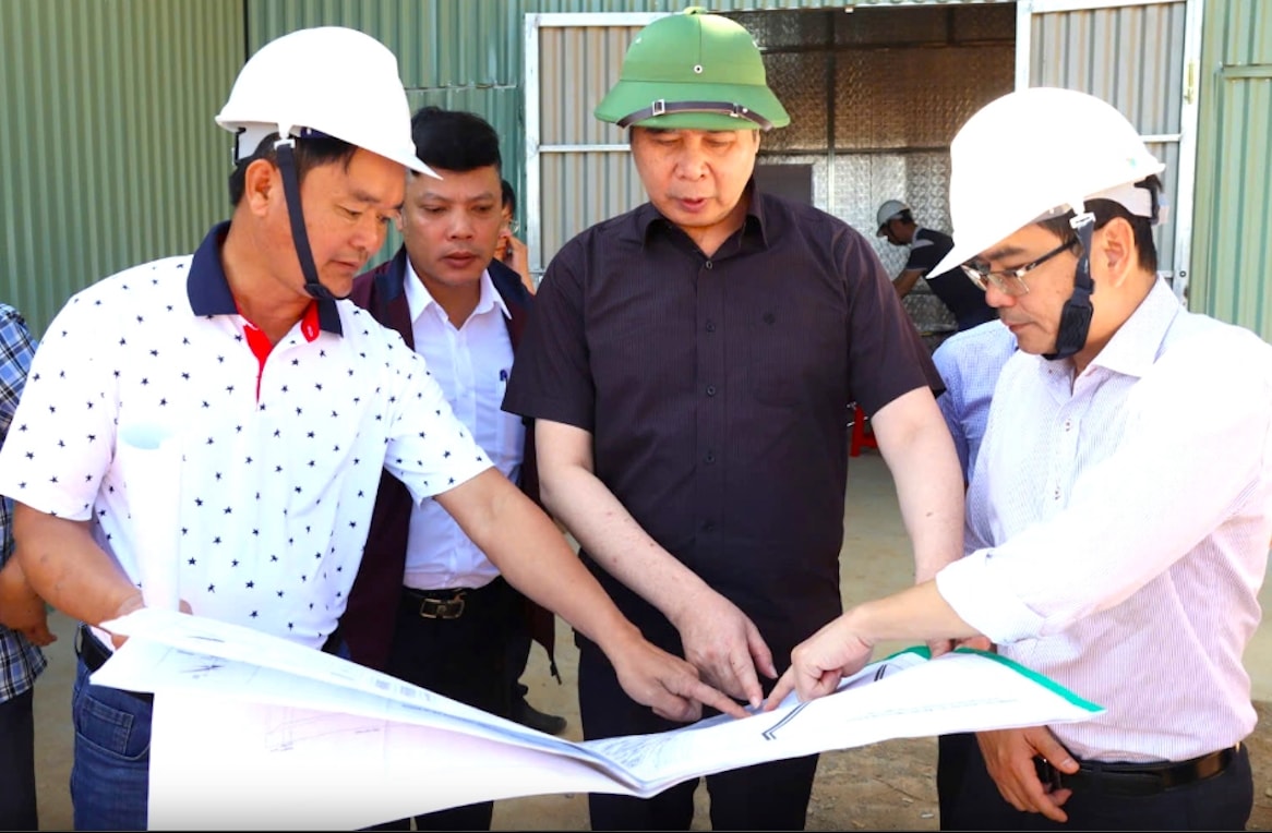 Ông Lâm Hải Giang, Phó Chủ tịch UBND tỉnh Gia Lai (đứng giữa) yêu cầu nhà thầu đẩy nhanh tiến độ thi công, đồng thời đảm bảo chất lượng các trường  nội trú liên cấp tại các xã biên giới. (Ảnh: H.T)