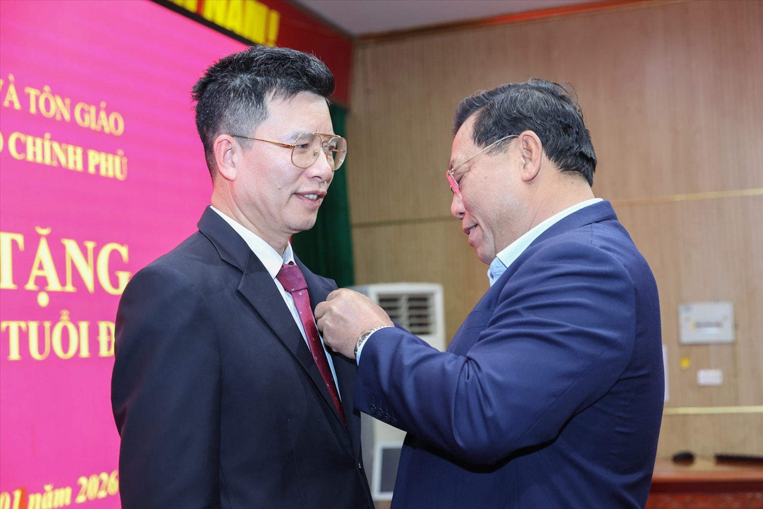 Thứ trưởng Nguyễn Hải Trung  trao Huy hiệu 30 năm tuổi đảng cho ông Nguyễn Tiến Trọng, Phó trưởng Ban Tôn giáo Chính phủ