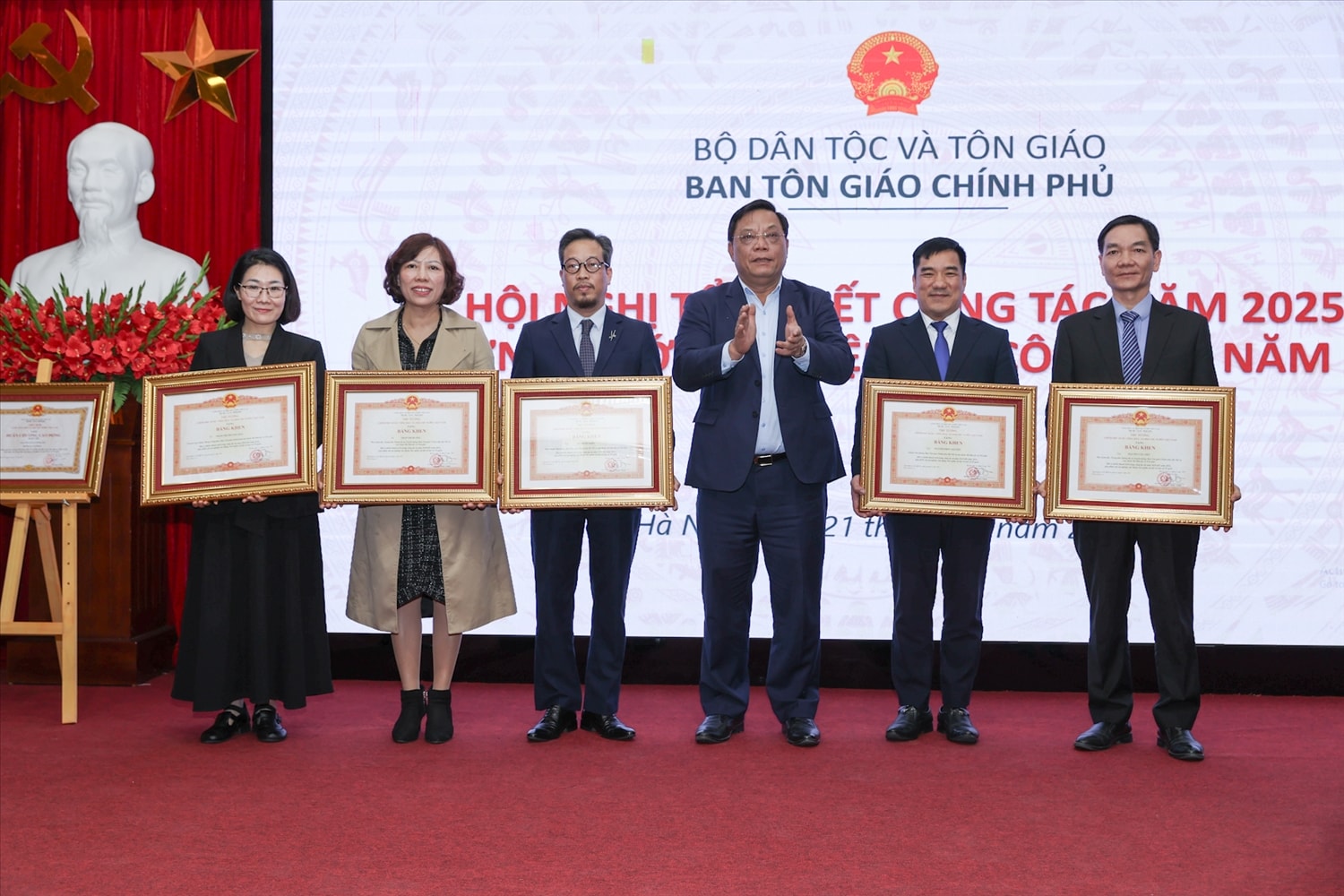 Thứ trưởng Nguyễn Hải Trung trao Bằng khen của Thủ tướng Chính phủ cho 6 cá nhân có nhiều thành tích trong công tác từ năm 2020 đến năm 2024, góp phần vào sự nghiệp xây dựng chủ nghĩa xã hội và bảo vệ Tổ quốc