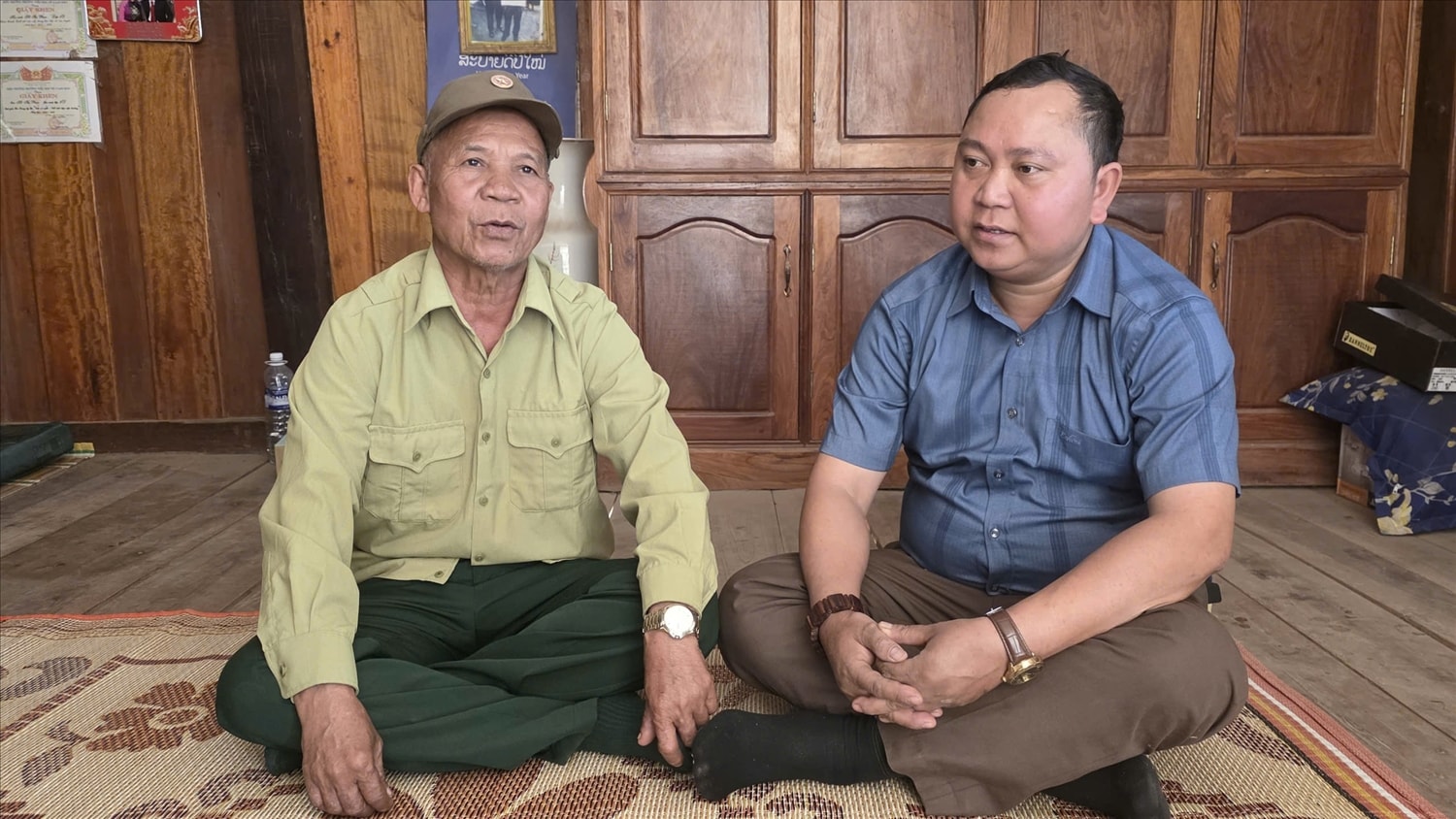 Thương binh Hồ Xuân Hùng ở thôn Khe Đá, xã Lao Bảo vẫn dõi theo từng quyết sách của Đảng, từng bước đi của đất nước (Ảnh: Phạm Tiến)