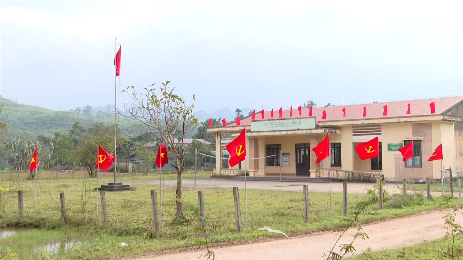 Trên khắp các bản làng vùng biên Quảng Trị, cờ Đảng, cờ Tổ quốc tung bay trong gió (Ảnh: Phạm Tiến)