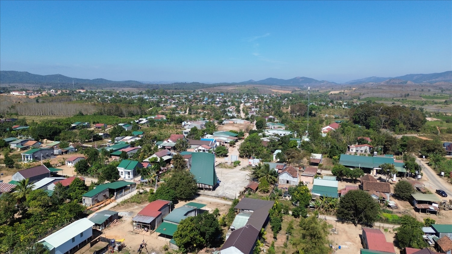 Với những đóng góp tích cực của Bí thư Chi bộ A Glaoh, thôn Khơk Klong, xã Rờ Kơi đang từng ngày đổi thay. (Ảnh: Ngọc Chí)