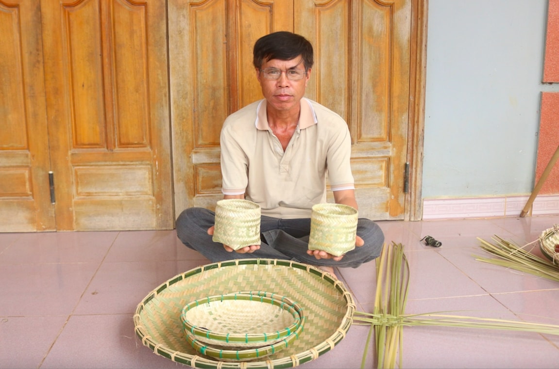 Hằng ngày, ông ĐInh Công Chênh vẫn miệt mài làm ra những sản phẩm truyền thống từ đan lát để phục vụ sinh hoạt gia đình và bán cho những ai có nhu cầu. (Ảnh: TL)