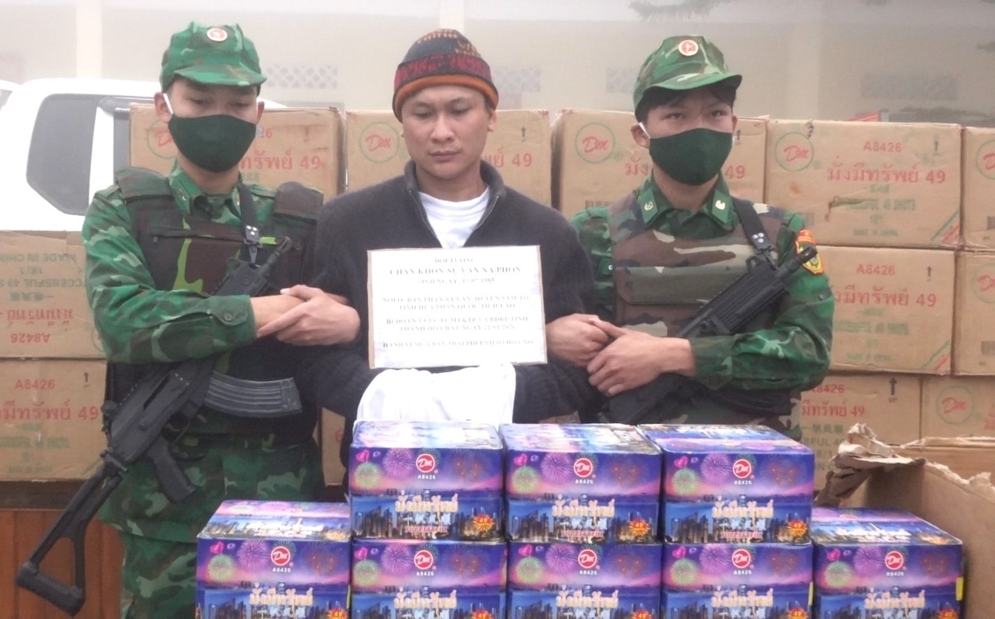 Đối tượng Chăn Khon – Sụ Văn Nạ Phon cùng tang vật bị lực lượng Biên phòng bắt giữ.
