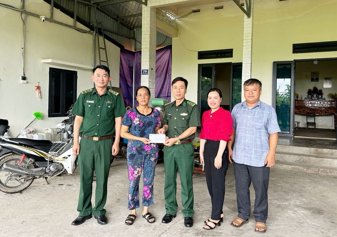 Cán bộ Đồn Biên phòng Quảng Đức thăm hỏi, tặng quà cho các gia đình chính sách, hộ khó khăn