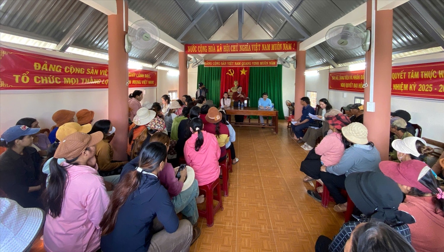Đông đảo bà con buôn Kroa A tham dự Hội nghị tuyên truyền, phổ biến pháp luật của xã