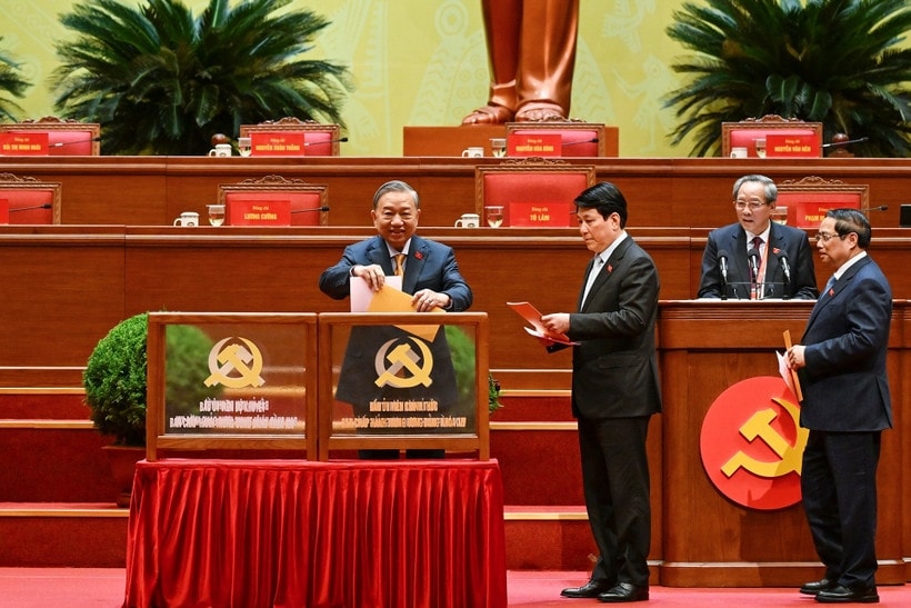 Tổng Bí thư Tô Lâm cùng các đồng chí lãnh đạo Đảng và Nhà nước bỏ phiếu bầu Ủy viên Trung ương chính thức và Ủy viên dự khuyết Ban Chấp hành Trung ương Đảng khóa XIV.
