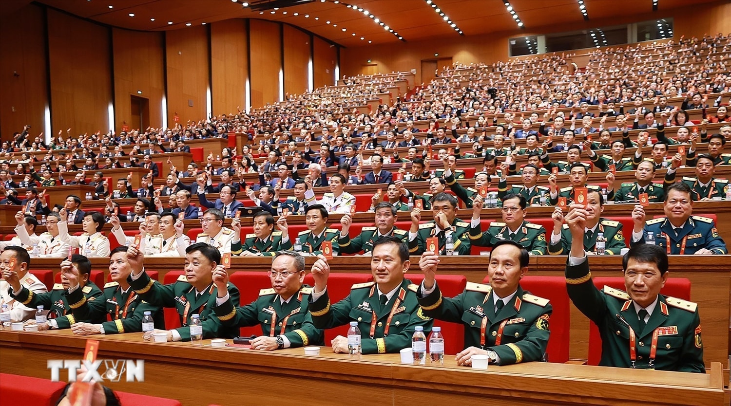 Các đại biểu biểu quyết thông qua danh sách bầu cử Ban Chấp hành Trung ương Đảng khóa XIV. (Ảnh: TTXVN)