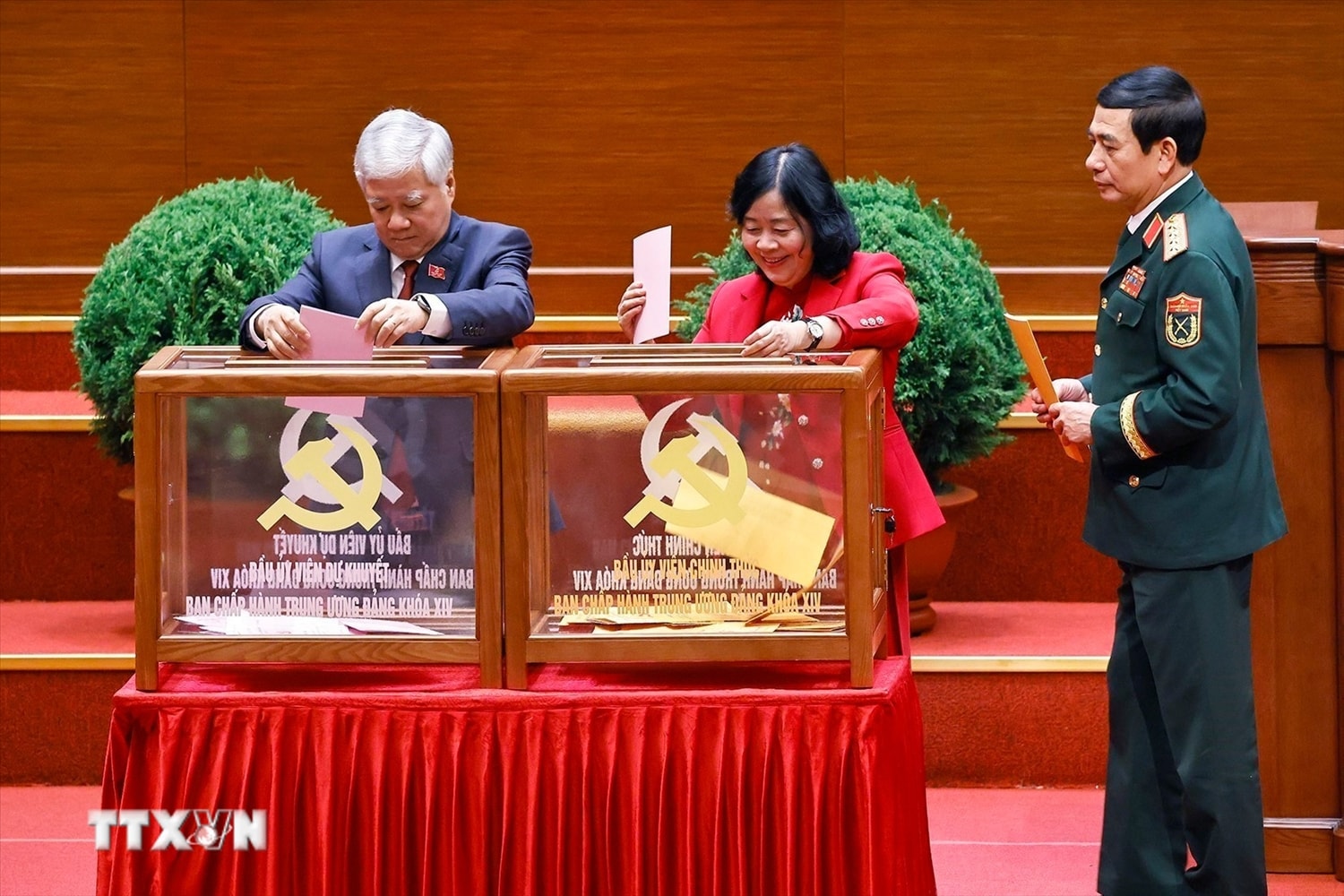 Các đồng chí lãnh đạo Đảng và Nhà nước bỏ phiếu bầu Ủy viên Trung ương chính thức và Ủy viên dự khuyết Ban Chấp hành Trung ương Đảng khóa XIV. (Ảnh: TTXVN)