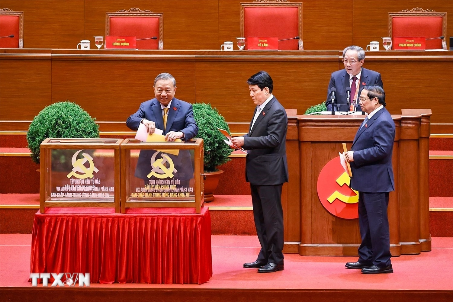 Tổng Bí thư Tô Lâm cùng các đồng chí lãnh đạo Đảng và Nhà nước bỏ phiếu bầu Ủy viên Trung ương chính thức và Ủy viên dự khuyết Ban Chấp hành Trung ương Đảng khóa XIV. (Ảnh: TTXVN)