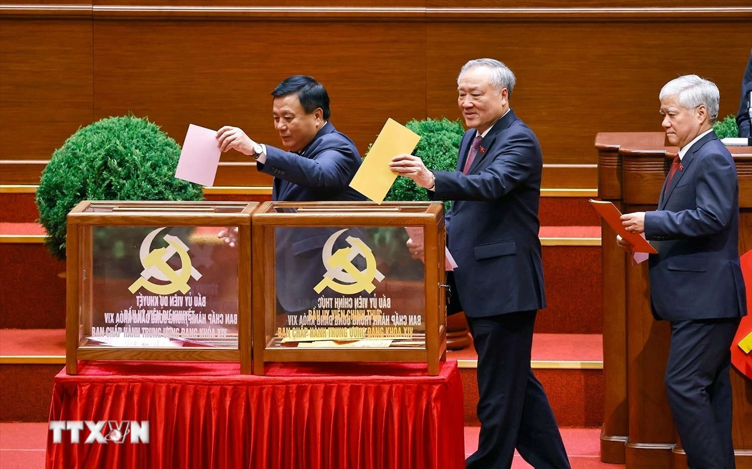 Các đồng chí lãnh đạo Đảng và Nhà nước bỏ phiếu bầu Ban Chấp hành Trung ương Đảng khóa XIV. (Ảnh: TTXVN)