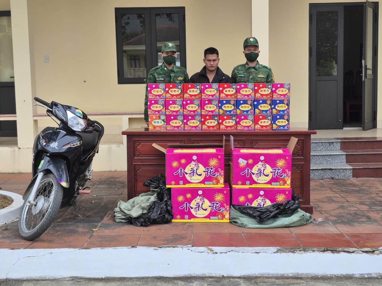 Đồn Biên phòng Quảng Đức đã chủ trì phối hợp bắt giữ một đối tượng vận chuyển 67kg pháo hoa nổ trái phép