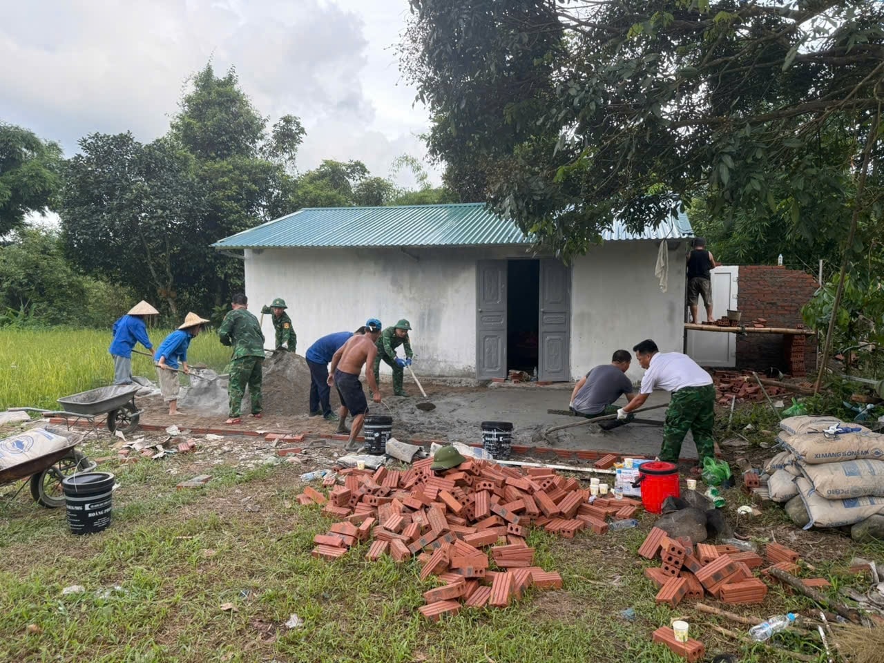 Cán bộ, chiến sĩ Đồn Biên phòng Quảng Đức hỗ trợ xây, sửa nhà ở cho các hộ khó khăn