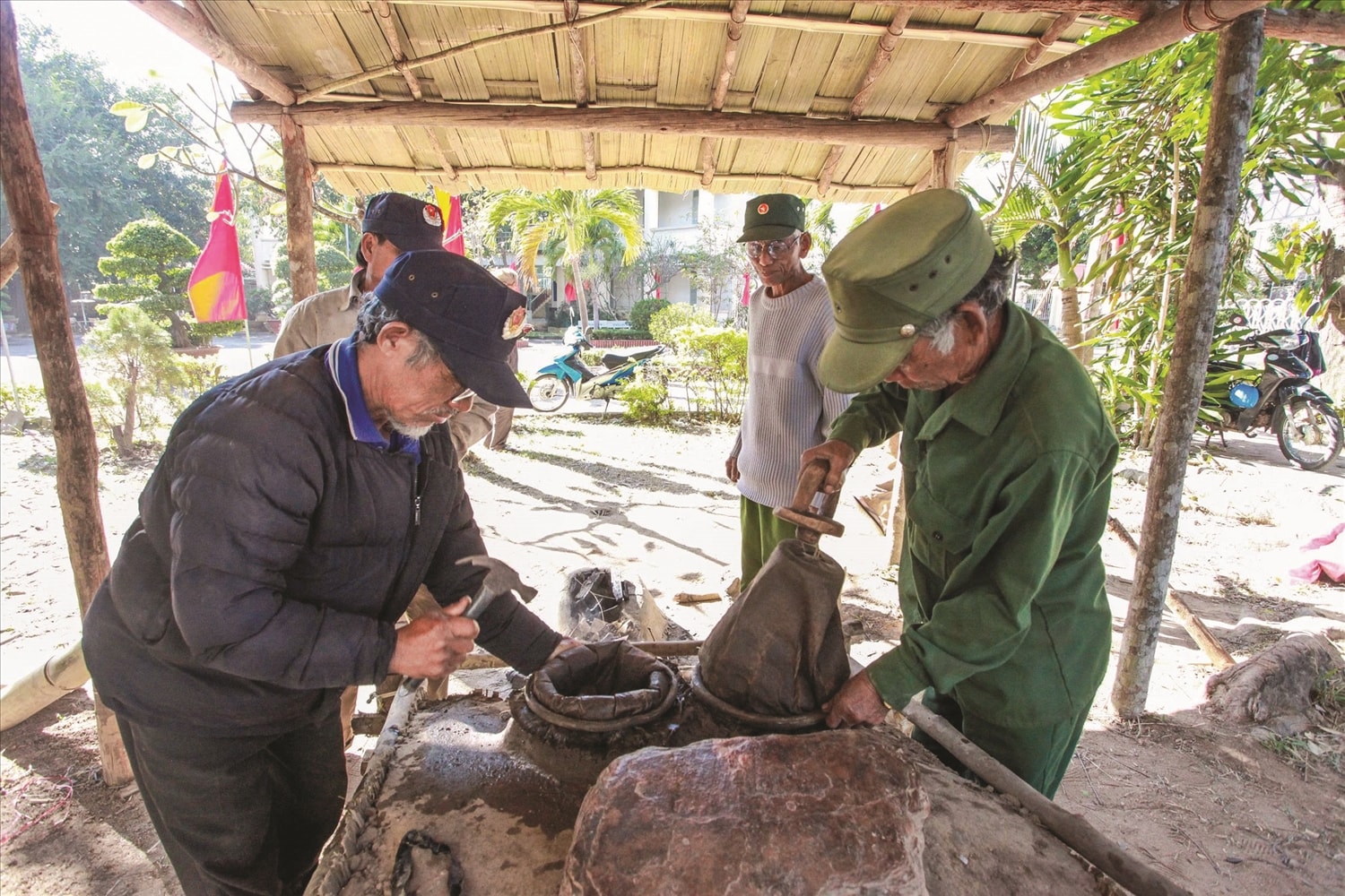 Người Xơ Đăng - nhánh Tơ Đrá ở làng Kon Kpoong, xã Đăk Ui  phục dựng lại lò rèn Tơ Niam Dup