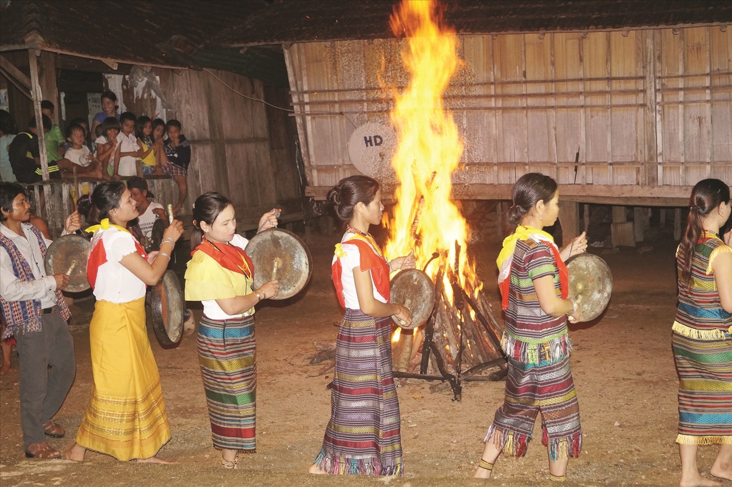Người Ca Dong vui Lễ hội chiêng