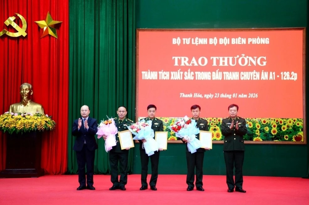 Thiếu tướng Nguyễn Văn Thiện và lãnh đạo tỉnh Thanh Hóa trao thưởng cho lực lượng đấu tranh thành công chuyên án.