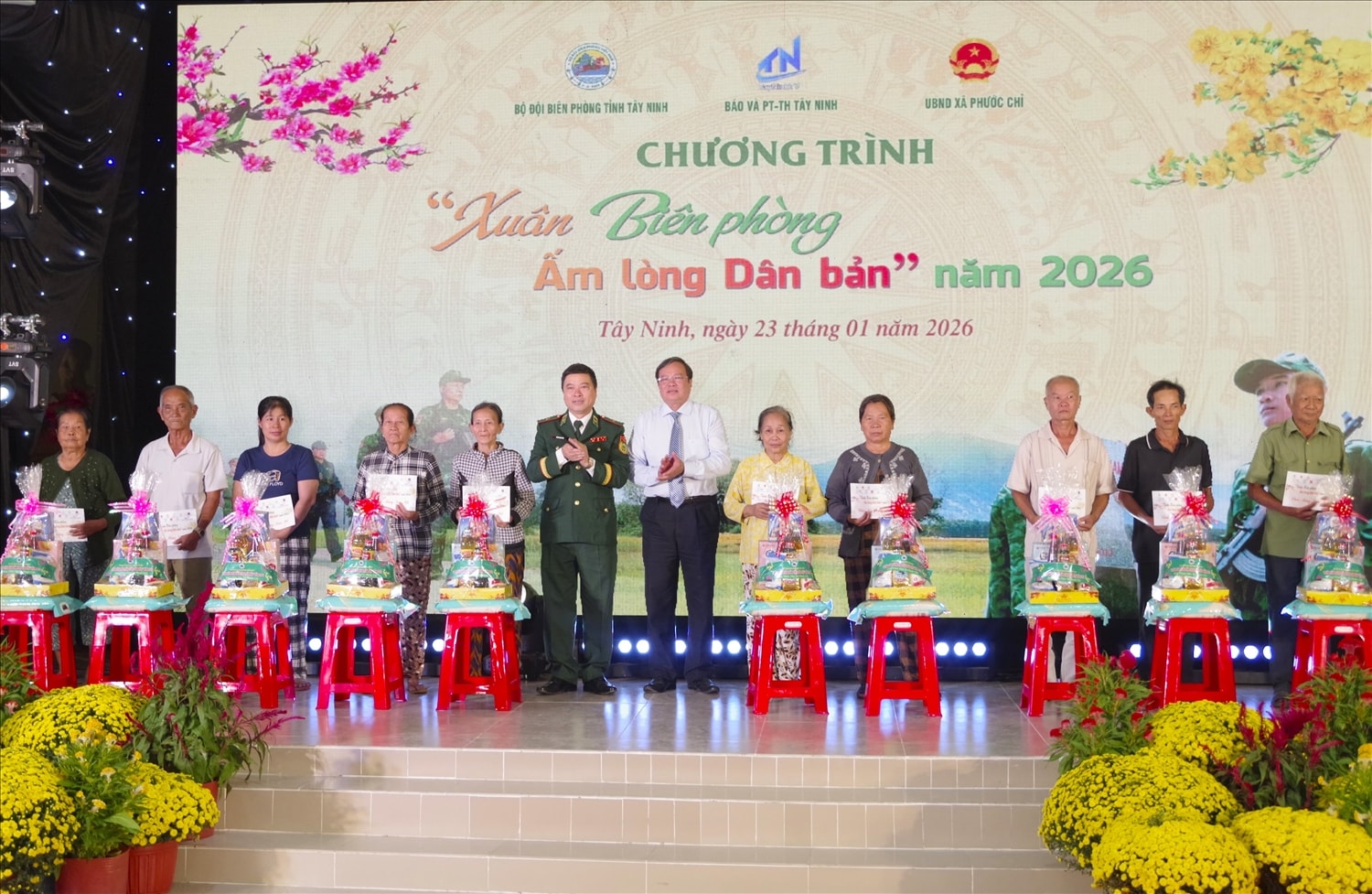 Trao quà cho gia đình có hoàn cảnh khó khăn