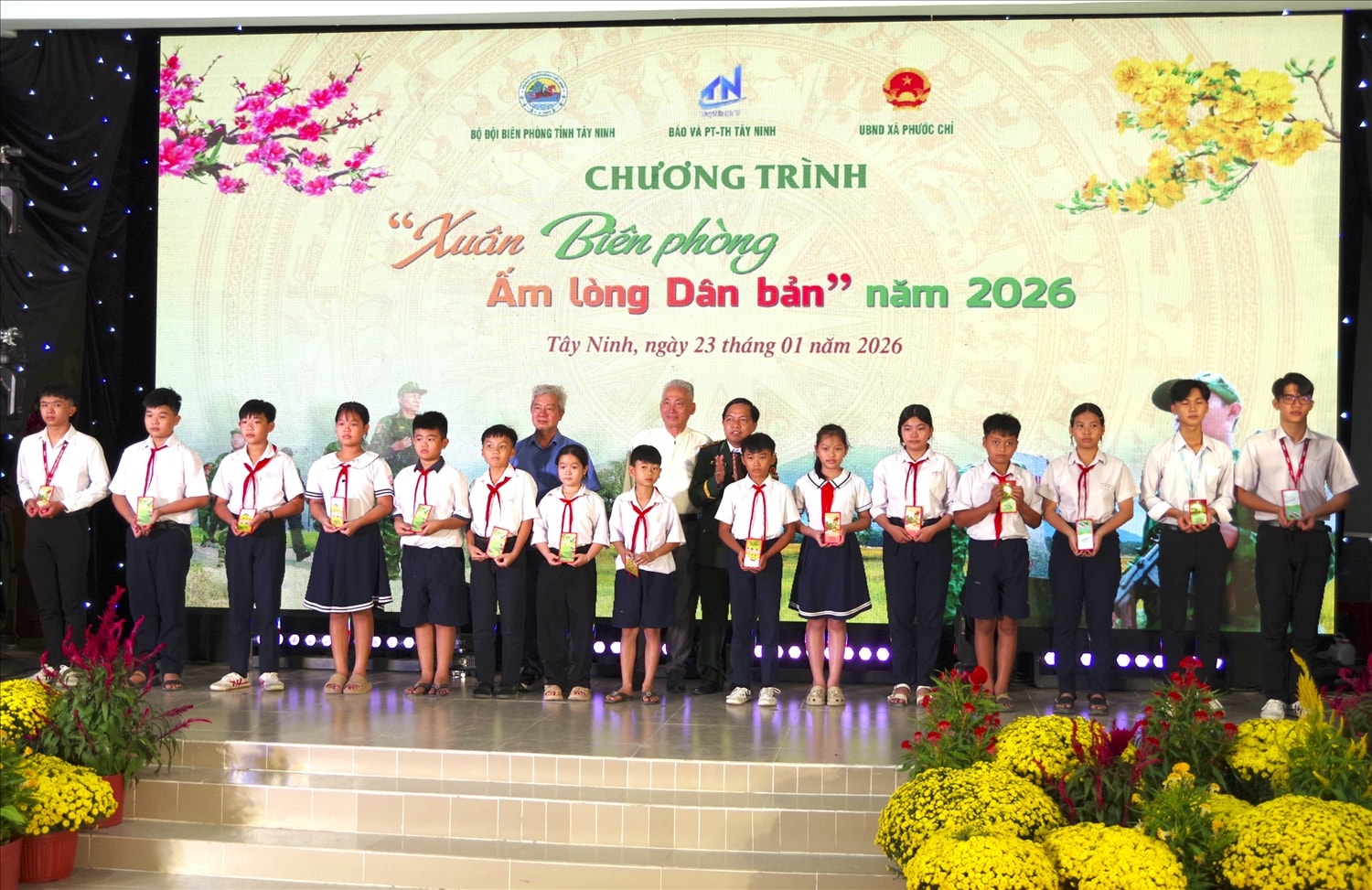 Trao học bổng, tặng phương tiện, đồ dùng học tập cho các cháu học sinh trên địa bàn xã Phước Chỉ