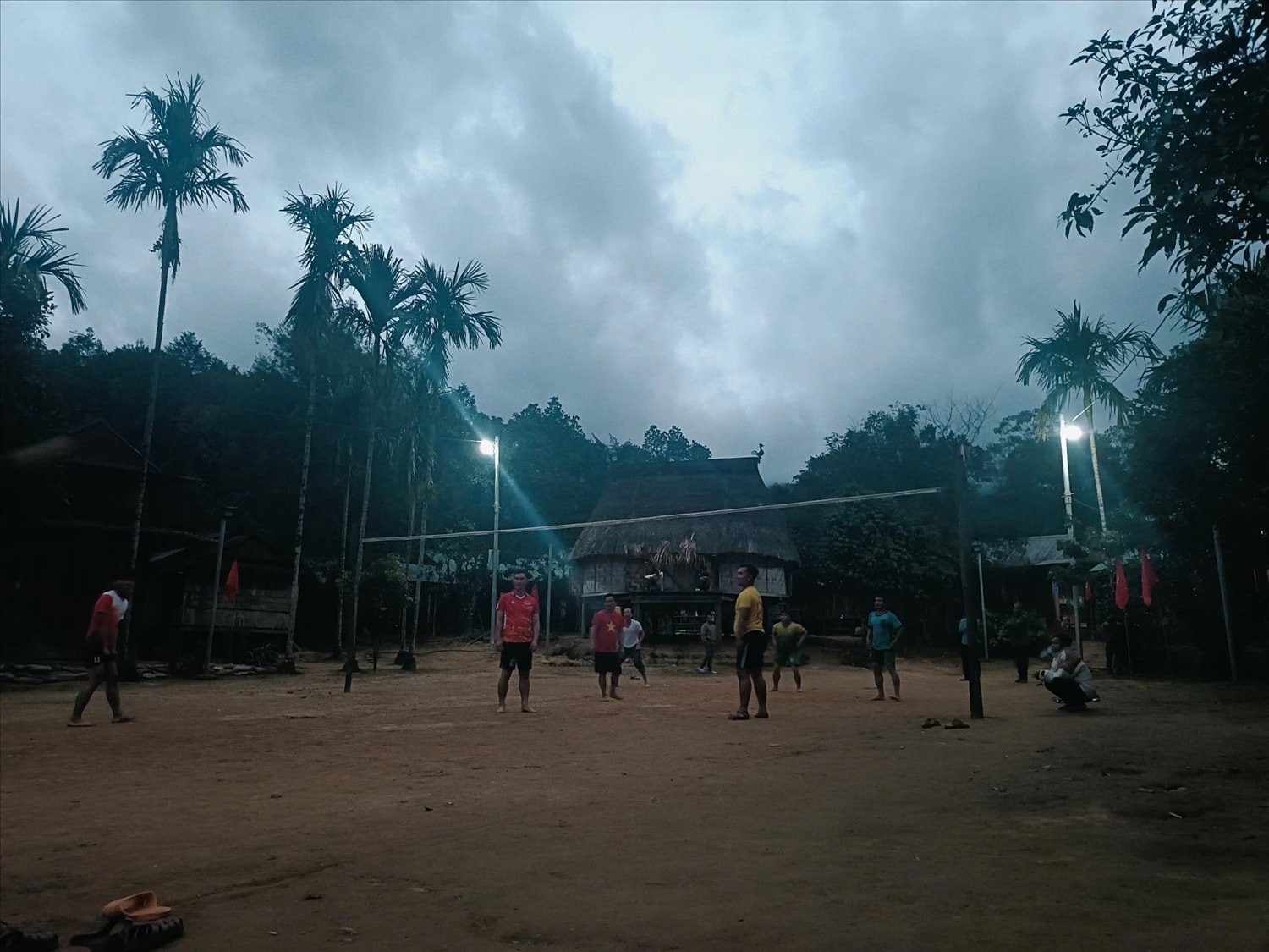 Đồng bào Cơ Tu ở thôn  A’ur vui mừng vì có điện sinh hoạt trước Tết Nguyên đán 2026. (Ảnh Hoàng Vương)