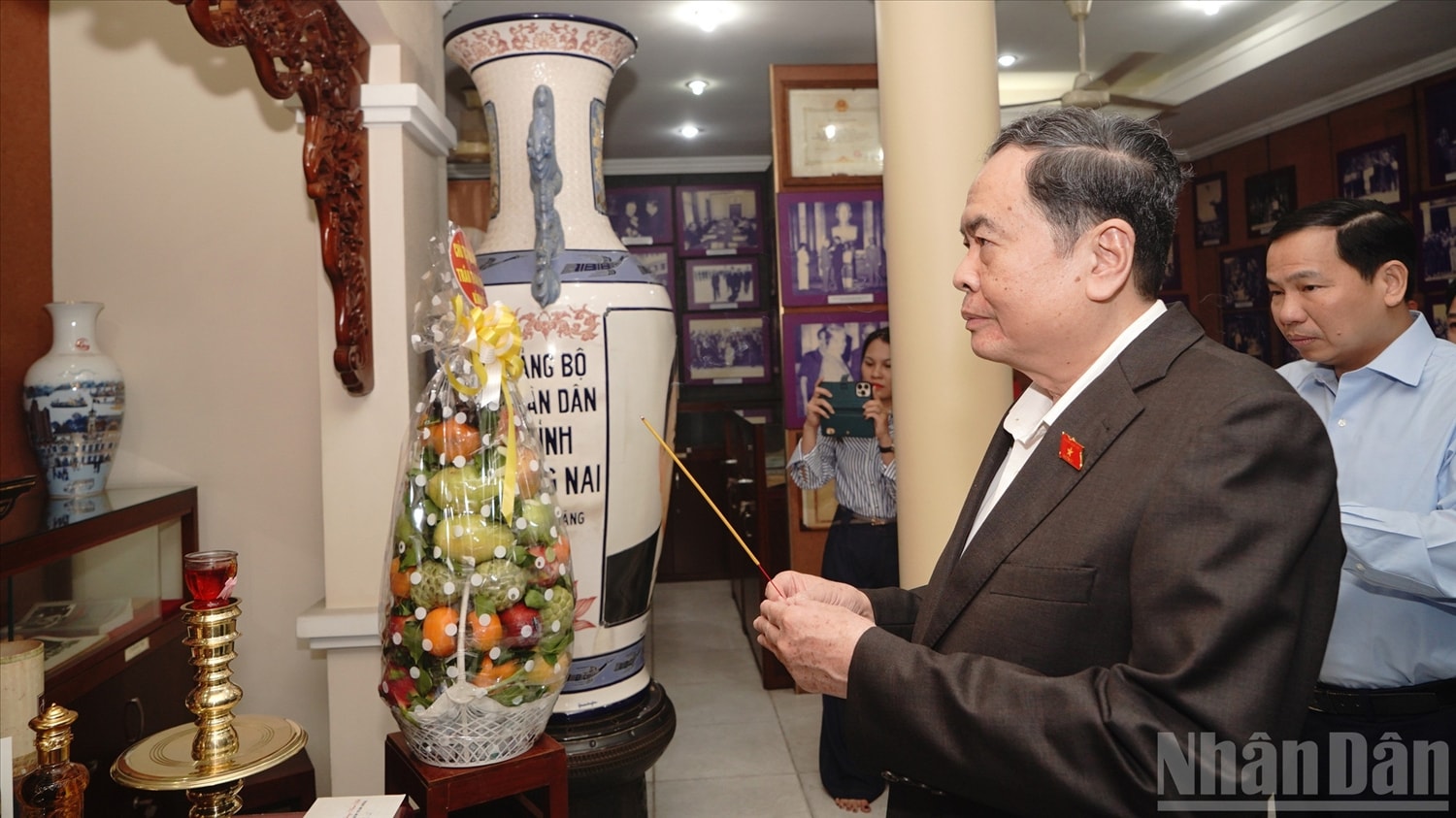 Chủ tịch Quốc hội Trần Thanh Mẫn dâng hương tưởng nhớ, tri ân những đóng góp to lớn của cố Chủ tịch Quốc hội Nguyễn Hữu Thọ. (Ảnh: THẾ ANH)