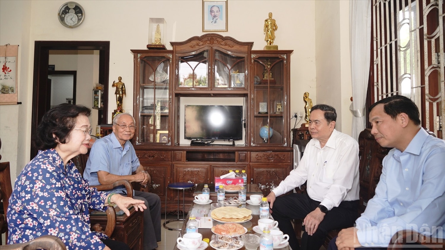 Đồng chí Chủ tịch Quốc hội Trần Thanh Mẫn trân trọng cảm ơn những đóng góp tích cực của đồng chí Trương Mỹ Hoa đối với Đảng, Nhà nước cũng như các hoạt động của Quốc hội trong thời gian qua. (Ảnh: Thế Anh)