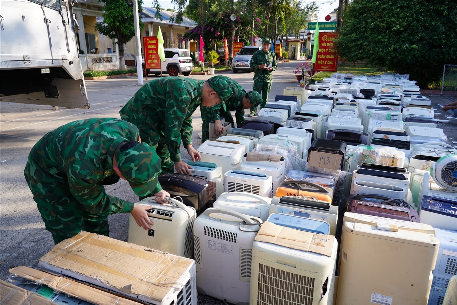 Lực lượng Biên phòng tiến hành kiểm đếm, phân loại tang vật.
